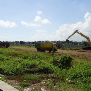 Ekskavator ''lengan panjang atau lazim juga disebut ''longarm'' sudah mulai bekerja di lokasi pengerukan kolam tambat kapal dengan mengeruk tanah naik ''dump truck'' pembuang.(Foto:SN/aed)