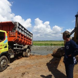 Operator alat berat jenis ekskavator, Darkum yang bertugas khusus mendorong buangan tanah agar merata di lokasinya.(Foto:SN/aed)