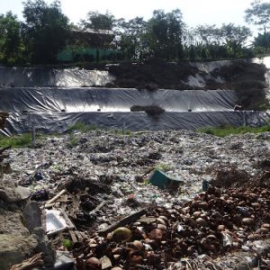 Lubang ''Sanitarilandfil'' TPA Sukoharjo, Kecamatan Margorejo, sisi selatan yang sudah tinggi menggunung akhirnya sampah pun luber ke lubang sisi utara tak bisa dihindari.(Foto:SN/aed)