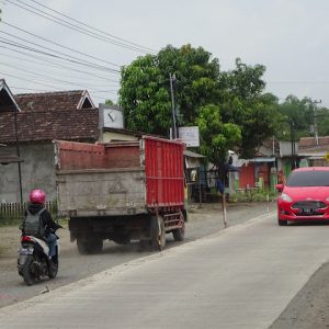 Mengingat peningkatan ruas jalan Pati-Gabus dengan konstruksi rigid beton baru satu sisi kanan (barat), maka pengguna jalan yang di kiri (timur) ruas jalan tetap harus melintas di bagian jalan yang rusak.(Foto:SN/aed)