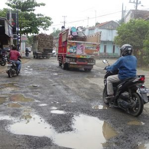 Kondisi kerusakan ruas jalan Pati-Gabus yang sampai saat ini seperti tidak ada penanganan meskipun sudah ada paket peningkatan ruas jalan tersebut oleh pihak rekanan penyedia jasa.(Foto:SN/aed)