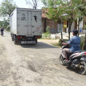 Ruas jalan Kayen-Tambakromo yang rusak parah sebenarnya sudah lama ditenderkan, tapi rekanan penyedia jasa tak pernah peduli dengan ''penderitaan rakyat'' pengguna jalan rusak.(Foto:SN/aed)