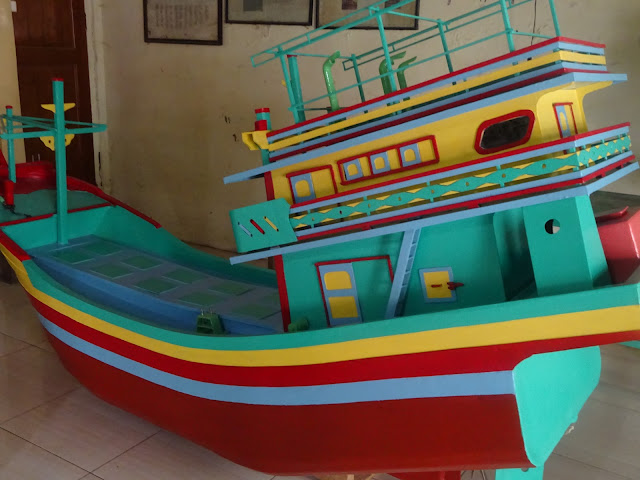 Replika kapal nelayan yang akan diisi sesaji, di antara kepala kerbau yang Minggu Legi (15/Mei) besok akan dilarung ke laut oleh nelayan Desa Bendar, Kecamatan Juwana dalam rangkaian prosesi Sedekah Laut Tahun 2022.(Foto:SN/aed)