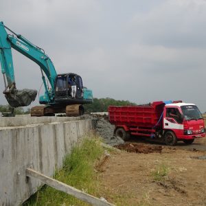 Sebuah ekskavator tengah mengambil tanah galian dari dalam kolam tambat yang selama ini sudah digali dan ditumpuk, untuk diangkut ke lokasi pembuangan.(Foto:SN/aed)