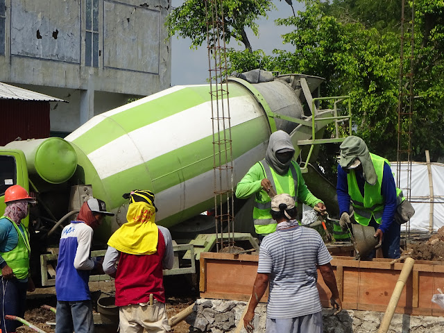 Terjadi Penurunan Pondasi Pembangunan Rumah Potong Hewan di Margorejo