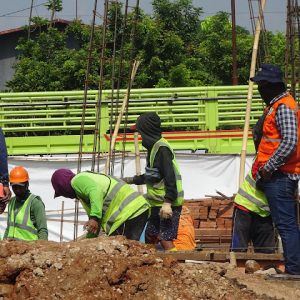 Pengecoran ''sloof'' struktur bangunan yang terletak di atas pondasi, mulai dilakukan untuk paket pekerjaan pembangunan Rumah Potong Hewan (RPH) di halaman depan Pasar Hewan Margorejo.(Foto:SN/aed)