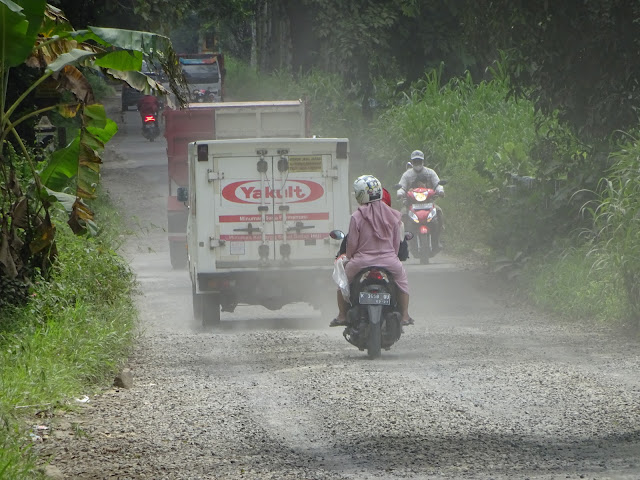 Salah Satu Rekanan Paket Pekerjaan Rehabilitasi Jalan Tlogowungu-Lahar yang Diperingatkan Bupati