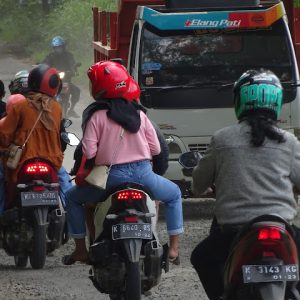 Kondisi sehari-hari para pengguna jalan Tlogowungu-Lahar yang saat ini juga tengah dilakukan rehabilitasi atas kerusakan yang terjadi.(Foto:SN/aed)