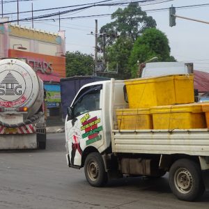 Kendaraan besar atau bermuatan berat sejak pascaikut terbakarnya sisi barat Jembatan Juwana I sudah dialihkan ke jalur Semarang-Surabaya lewat jalan dan jembatan sisi selatan.(Foto:SN/aed)