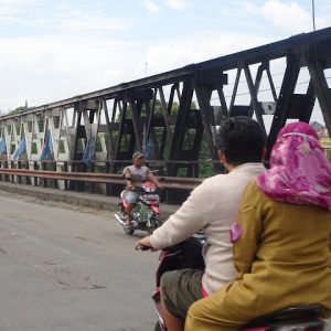 Bagian sisi barat Jembatan Juwana I atau jembatan lama yang ikut terbakar sebagai dampak dari terbakarnya rumah bedeng yang selama ini berdiri di bawahnya.(Foto:SN/aed)