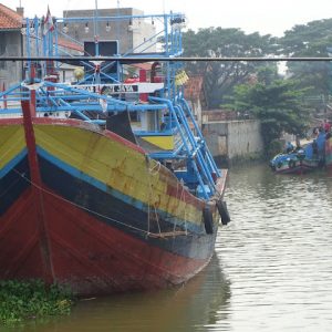 Kapal penangkap ikan banyak yang masih tambat labuh di sepanjang alur Kali Juwana sejak menjelang Lebaran hingga sekarang.(Foto:SN/aed)