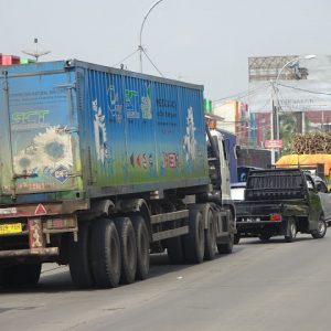Kondisi arus lalu lintas dari timur (Surabaya) saat harus berpapasan dengan arus lalu lintas pengalihan dari barat di ruas jalan nasional sisi selatan pascaikut terbakarnya sisu barat Jembatan Juwana I yang di sisi utara.(Foto:SN/aed)