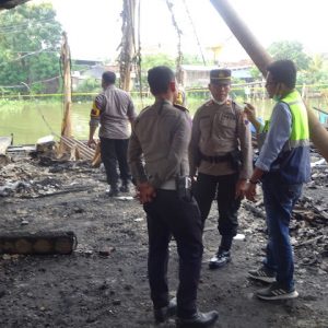 Ikut meninjau lokasi pascakebakaran rumah bedeng di bawah Jembatan Juwana I yang juga ikut terbakar, jajaran pihak terkait, termasuk Asisten II Sekda Kabupaten Pati, Ir Pudjo Winarno MM meninjau lokasi tersebut, dan tak ketinggalan dari pihak rekanan PT Bukaka.(Foto:SN/aed)