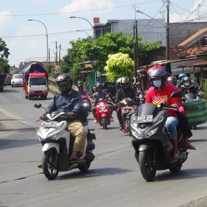 Kendaraan berat dari timur (Surabaya), termasuk para pengendara motor, karena terjadi arus pengalihan kendaraan dari barat di ruas jalan dan jembatan sisi selatan, maka kendaraan dari dua arah itu harus selalu bersimpangan.(Foto:SN/aed)