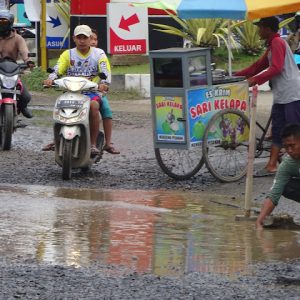 Pelaksanaan pekerjaan rehabilitasi ruas jalan Pati-Gabus agar bisa melanjutkan pekerjaan terlebih dahulu harus menyedot genangan air di ujung ruas jalan yang berlokasi di depan SPBU Desa Gajahmati, Kecamatan Pati.(Foto:SN/aed)