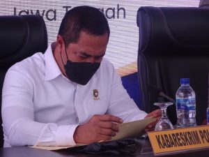 Kepala Badan Reserse Kriminal (Bareskrim) Polri, Komjen Pol Agus Andrianto saat memberikan keterangan kepada awak media, di lokasi tempat kejadian tindak pidana penyalahgunaan bahan bakar minyak jenis solar, di Desa Dukuhmulyo, Kecamatan Jakenan, Pati, Selasa (24/Mei) 2022 hari ini.(Foto:SN/aed)