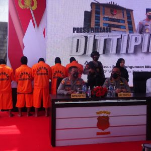 Para tersangka yang dihadirkan saat Dittipidter Bareskrim Polri menyampaikan penjelasan kepada awak media, Selasa (24/Mei) hari ini.(Foto:SN/aed)