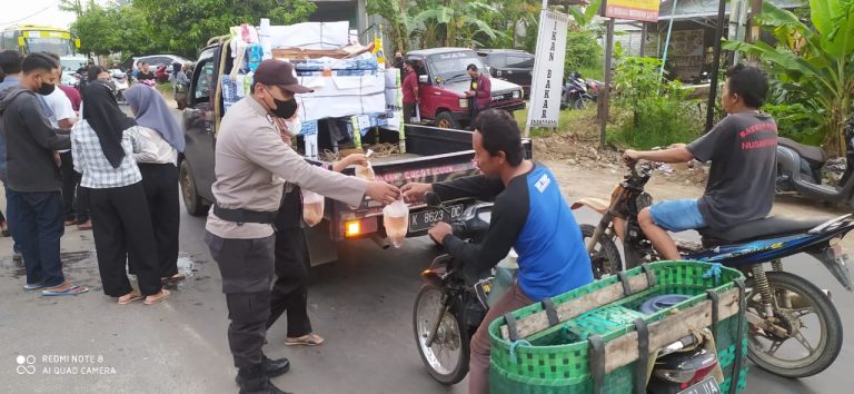 Polsek Sukolilo Bersama Ikatan Remaja Ronggo Bagikan Takjil