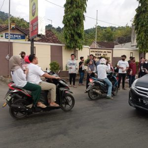 Kapolsek Sukolilo AKP Sahlan SH MM terjun langsung dengan  anggota jajaran bersama Ikatan Remaja Ronggo (IKRAR), Desa  Baturejo, Kecamatan Sukolilo, untuk membagikan makanan pembatal puasa di akhir puasa Ramadhan.(Foto:SN/dok-sah)