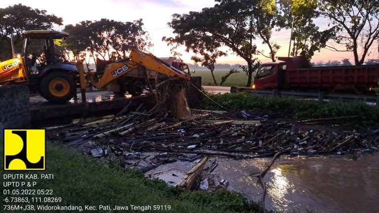 Banyak Alur Kali di Pati Menjadi Tempat Pembuangan Sampah ”Abadi”