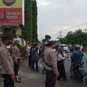 Pembagian makanan dan minuman pembatal puasa jajaran Polsek Sukolilo bersama IKRAR Dukuh Ronggo, Desa Baturejo, Kecamatan Sukolilo, di ruas jalan Pati-Purwodadi.(Foto:SN/aed)