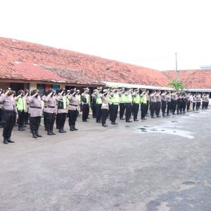 Kapolers Pati AKBP Christian Tobing SIK SH MH MSi saat memimpin gelar apel pengamanan malam takbir sesuai zona masing-masing, di halaman Mapolres, Minggu (1/Mei) 2022 tadi pagi.(Foto:SN/dok-no)