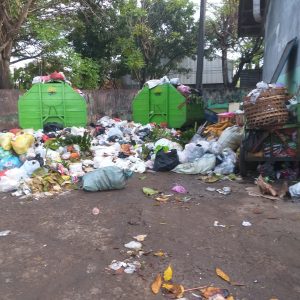 Dua kontainer sampah di TPS Sleko yang sebelum diangkut keduanya sudah penuh, Minggu (1/Mei) 2022 hari ini.(Foto:SN/dok-lus)