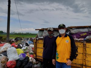 Kepala Dinas Lingkungan Hidup (DLH) Kabupaten Pati, Mukhamad Tulus Budiarto kendati dalam cuti bersama Lebaran, pagi-pagi harus sudah keliling hingga ke TPS sampah di Guyangan, Kecamatan Trangkil, untuk memastikan harus diangkut sampai berapa kali ke TPA.(Foto:SN/dok-lus)