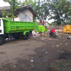 Sampah di Tempat Penampungan Sementara (TPS) yang ditempatkan di luar kontainer harus diangkut hari ini juga dengan menggunakan ''dump truck.''(Foto:SN/dok-lus)