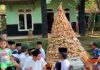 Parade gunungan 2000 ketupat dan lepet oleh warga Desa Gembong, Kecamatan Gembong