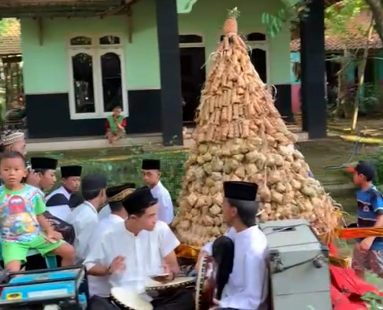 Warga Desa Gembong Parade Gunungan 2000 Ketupat dan Lepet