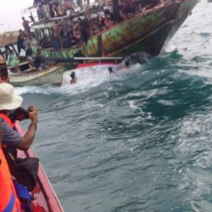 Suasana kemeriahan lomban saat mulai dilakukan larung sesaji di perairan Karang Bokor Jepara.(Foto:SN/dok-hp)