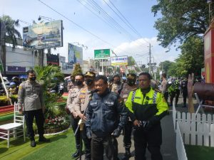 Kapolda Jateng Irjen Pol Ahmad Luthfi (tengah) saat memberikan keterangan di Pospam Puri, Senin (9/5/2022)