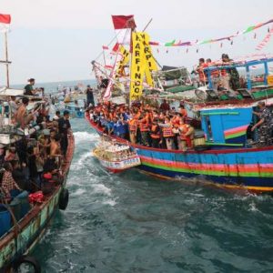 Pelarungan sesaji di kawasan perairan Karang Bokor oleh Bupati Jepara Dian Kristiandi dan jajaran Forkopimda.(Foto:SN/dok-hp)