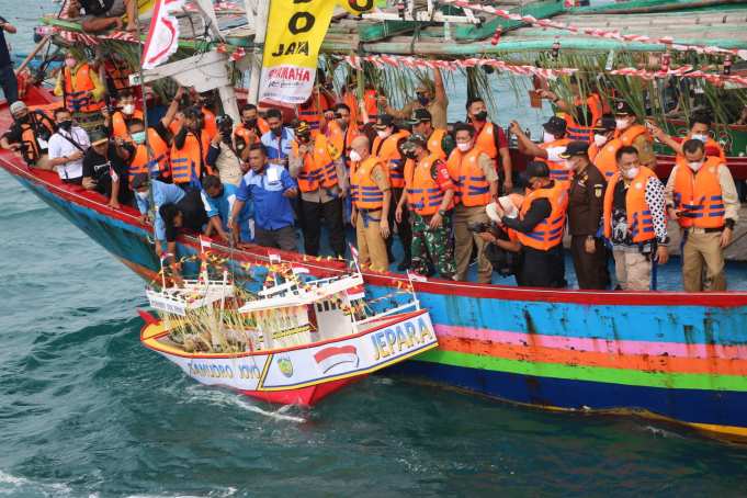 Rombongan saat menurunkan sesaji dari atas kapal untuk selanjutnya sesaji tersebut dilarung ke laut.(Foto:SN/dok-hp)