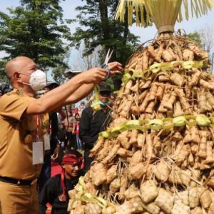 Bupati Jepara, Dian Kristiandi saat memotong untaian janur.(Foto:SN/dok-hp)