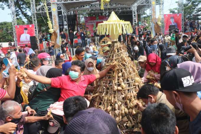 Suasana Festival Kupat Lepet yang digekar dalam memeriahkan acara tradisi Lomban di Jepara (Foto:SN/dok-hp)