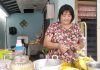 Indah Ambarwati (Bu Lemu) saat melayani penjualan