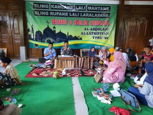 Reuni dan Halal Bihalal Ikatan Alumni Madrasah Raudlatul Ulum (IKAMARU) angkatan 1999, di rumah keluarga Ibu Moh Abas, Desa Talun, Kecamatan Kayen.(Foto;SN/dok-ika)