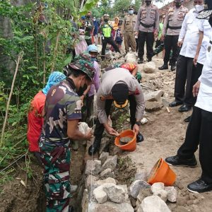 Bupati Haryanto secara simbolis meletakkan batu untuk pembangunan talud dalam pelaksanaan TMMD Sengkuyung Tahap I Tahun 2022 di Desa Sumberejo, Kecamatan Jaken, Rabu (11/Mei) 2022 hari ini.(Foto/SN-dok-zam)