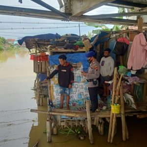 Seorang pemuda, Heru Maulidyanto, asal Dorokandang, Lasem, Kabupaten Rembang yang diduga korban tewas tercebur ke alur Kali Juwana (atas) dan salah seorang teman korban saat menunjukkan lokasi tempat terceburnya korban (bawah).(Foto:SN/dok-fid)