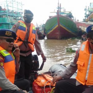 Personel dari jajaran Polairud Polres Pati saat melakukan penyisiran dan pencarian korban dari bawah Jembatan Juwana I hingga menuju ke hilir, dan bahkan sudah sampai di muara.(Foto:SN/dok-fid)