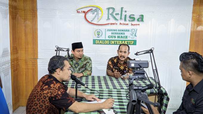 Ketua DPRD Jepara Haizul Ma'arif dan Sekretaris Disparbud Amin Ayahudi dalam dialog di radio R Lisa yang dipandu Muhammad Safrudin.(Foto:SN/dok-hp)