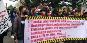 Ribuan nelayan Kabupaten Pati menggelar aksi demonstrasi di depan gedung DPRD Pati