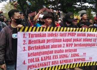 Ribuan nelayan Kabupaten Pati menggelar aksi demonstrasi di depan gedung DPRD Pati