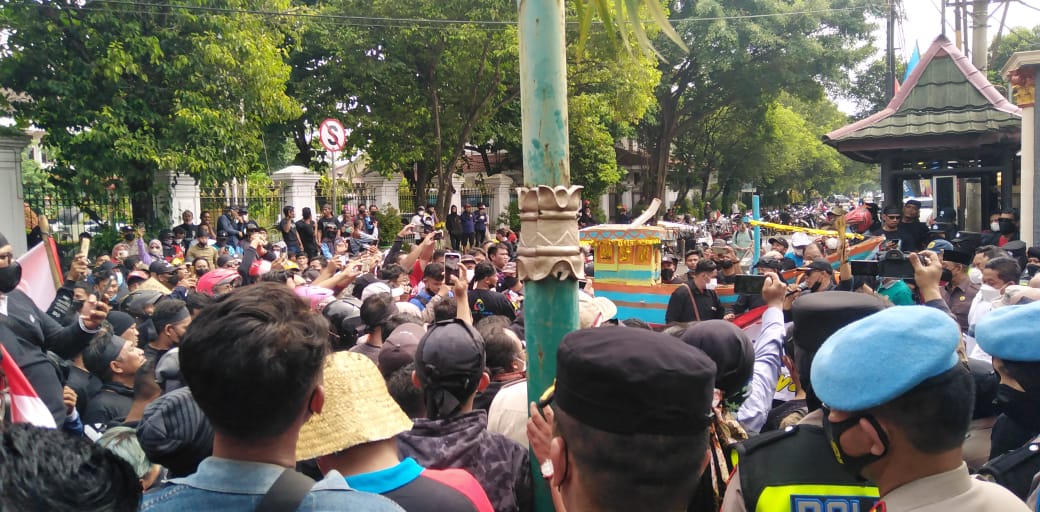 Ribuan nelayan Kabupaten Pati menggelar aksi demonstrasi di depan gedung DPRD Pati