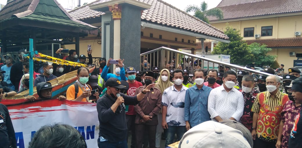 Aksi demontrasi di depan gedung DPRD Pati