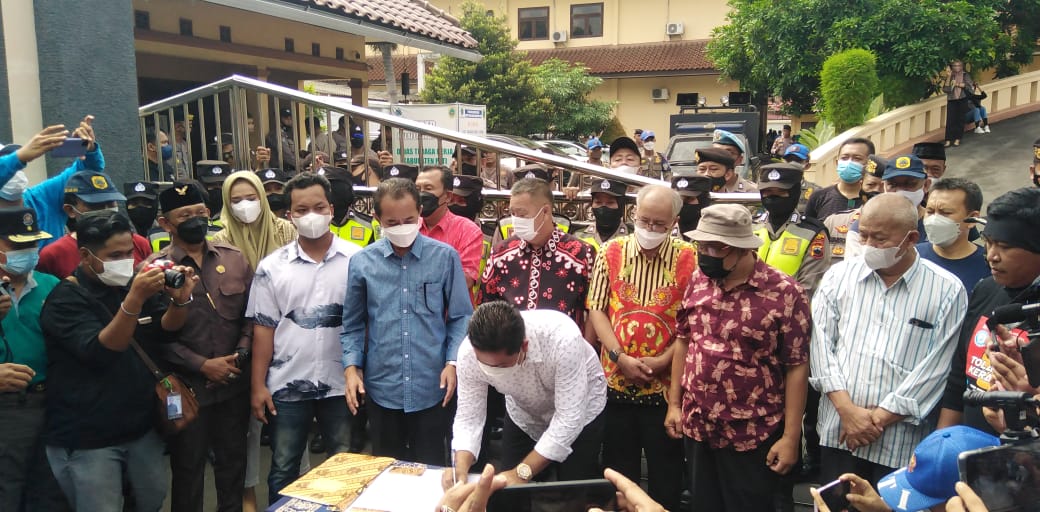 Pimpinan DPRD Pati menemui nelayan yang melakukan demonstrasi di depan Gedung DPRD setempat, Sabtu (14/5/2022)