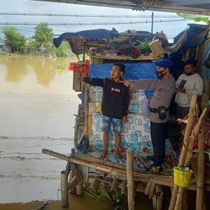 Kasat Polairud Polres Pati, AKP Daffid Paradhi SH saat melakukan pengecekan ke lokasi tempat terceburnya pengamen Heru Mauludiyanto di bawah kolong Jembatan Juwana, dan saat bersiap melakukan pencarian bersama personel jajarannya.(Foto:SN/dok-fid)