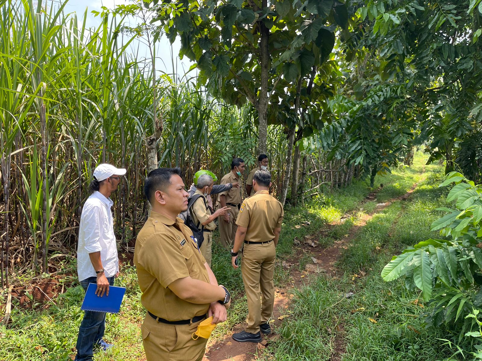 Kepala Bagian (Kabag) Tata Pemerintahan Setda Pati, Imam Kartiko bersama tim saat meninjau ke lokasi lahan pengganti bengkok Sekdes dan Kasi Pemerintahan Desa Ngarus,Kecamatan Pati, di Desa Badegan, Kecamatan Margorejo.(Foto:SN/dok-nn)